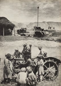 第一台拖拉机。插图来自苏联建立社会主义，1933年。 作者 埃利泽马科维奇利西茨基