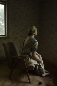 悲伤，2014 年（丝网印刷） 作者 埃琳莱蒂西亚·霍加博