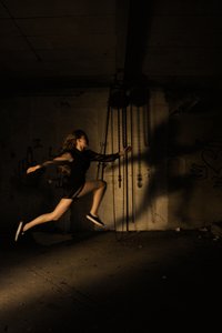 跳跃》，2013 年（丝网印刷） 作者 埃琳莱蒂西亚·霍加博