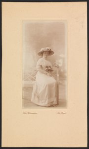 M.C.夫人肖像 卢卡森-范·伊辛加 (Lucassen-Van Idsinga) 戴着帽子和裙子坐在沙发上 作者 否则魏森伯恩