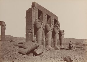 底比斯，Ramasseum神庙，破碎的巨石，1870年代。 作者 埃米尔·贝查德