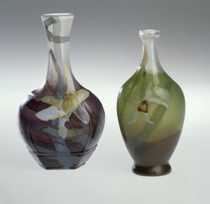 玻璃和雕刻花瓶上的镶嵌工艺，约1900年