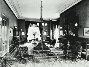 艾迪生路18号：客厅，1890年 作者 英国摄影师