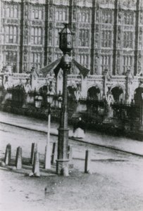 在伦敦街道上的交通信号 作者 英国摄影师