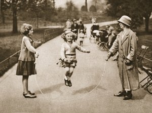 一个女孩在海德公园或肯辛顿花园跳过，来自Wonderful London，1926-27出版（照相凹版） 作者 英国摄影师