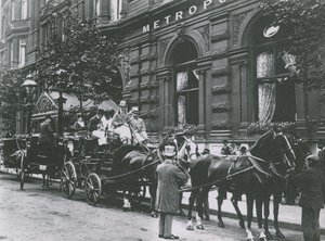 Hotel Metropole酒店外的街道上设有马车 作者 英国摄影师