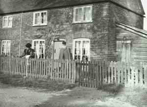 1895年，在伦敦的Wandsworth地区，一个乡村风光的小屋风格的花园里有一对老年夫妇 作者 英国摄影师