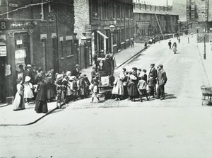 1886年在伦敦普特尼的街头风琴师 作者 英国摄影师
