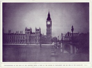 1939年11月8日出版的“画报”战争新闻期间，议会和大本钟的房子在猎人的光芒中的月亮，在停电期间 作者 英国摄影师