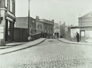 1895年，一匹白马沿着罗德韦尔路向老胜利桥方向行驶 作者 英国摄影师