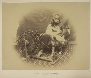 约 1890 年，一名杰伊波尔妇女在纺纱（黑白照片） 作者 英国摄影师