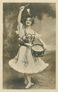丹麦芭蕾舞演员Adeline Genee（黑白照片）。 作者 英国摄影师