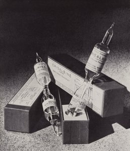 Crisalbine 金硫代硫酸钠安瓿瓶（黑白照片） 作者 英国摄影师