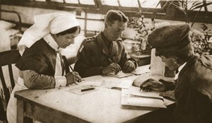 澳大利亚人和征兵：如何在伦敦一家医院进行投票，1916年10月25日“插图战争新闻”插图（sepia photo） 作者 英国摄影师