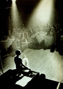 比阿特丽斯·莉莉（Beatrice Lillie），20世纪20年代的一位讽刺艺术家，在巴黎咖啡馆（Cafe de Paris）聚光灯下 作者 英国摄影师