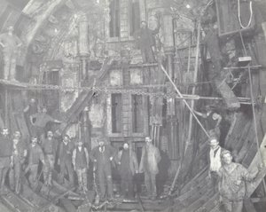 黑墙隧道：一群工人站在空中锁，1894年 作者 英国摄影师