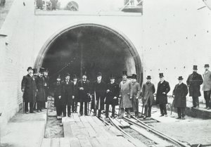 黑墙隧道：由贵宾检查水下部分，1895年 作者 英国摄影师