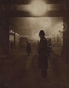 雾中街道上的英国警察（黑白照片）。 作者 英国摄影师