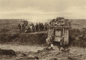 英国坦克中队在进攻Bourlon Wood的途中经过Graincourt的炮兵阵地，法国康布雷战役，第一次世界大战，1917年11月（黑白照片）。 作者 英国摄影师
