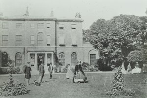 Broomwood House，Broomwood Road：后方海拔，伦敦，1890年 作者 英国摄影师