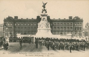 白金汉宫和维多利亚女王纪念碑;卫兵队传球 作者 英国摄影师