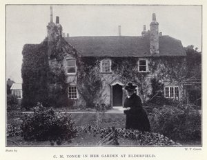 C M Yonge in her garden at Elderfield (b/w photo) 作者 英国摄影师