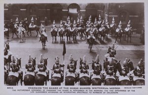 Changing the Guard, Horse Guards, Whitehall, London (b/w photo) 作者 英国摄影师