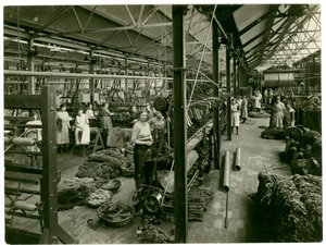雪尼尔缠绕，地毯厂，1923年 作者 英国摄影师
