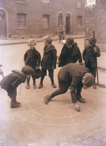 孩子们在伦敦的街道上玩耍 作者 英国摄影师