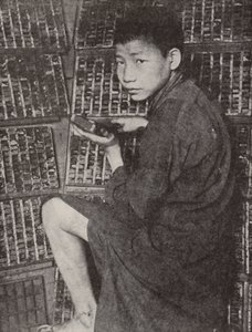 中国男孩在打印机上打字（黑白照片） 作者 英国摄影师