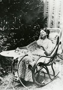 Christabel Pankhurst（1881-1969）阅读The Suffragette c.1905-14的副本 作者 英国摄影师