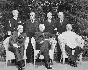 克莱门特·艾德礼（Clement Attlee，1883-1967）、哈利·S·杜鲁门总统（Harry S. Truman，1884-1972）和约瑟夫·斯大林（Joseph Stalin，1879-1953）在波茨坦会议 作者 英国摄影师