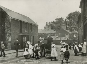 孩子们聚集在一个街头风琴周围 作者 英国摄影师