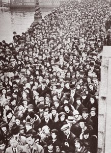 人群等待进入威斯敏斯特大厅，在1936年躺在乔治五世的状态 作者 英国摄影师