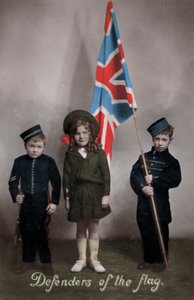 国旗的捍卫者，三个身穿制服的孩子拿着英国国旗（照片）。 作者 英国摄影师