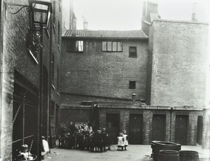 达弗林街：Costermongers Buildings，伦敦，1896年 作者 英国摄影师