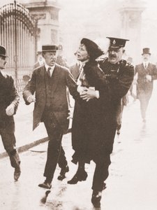 1914 年 5 月 21 日，艾米琳·潘克赫斯特 (Emmeline Pankhurst) 在白金汉宫外试图向国王请愿时被捕（深褐色照片） 作者 英国摄影师