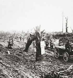 工程师们修理了Hangard附近的轻轨，在1918年为Amiens进行的斗争中遭到炮火的破坏 作者 英国摄影师