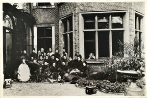 1886年，弗洛伦斯南丁格尔，哈里爵士和维尔尼夫人以及南丁格尔护士在Claydon House工作 作者 英国摄影师
