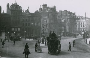 查林十字架的一般视图 作者 英国摄影师