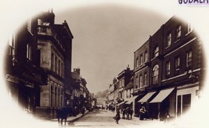 Godalming High Street，Surrey，c.1900（sepia photo） 作者 英国摄影师
