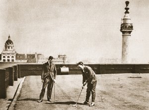 阿德莱德楼屋顶办公室工作人员的高尔夫练习，来自Wonderful London，1926-27出版（照相凹版） 作者 英国摄影师