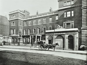 Hansom驾驶室外的战争办公室Pall Mall，Willis Collection，1890 作者 英国摄影师