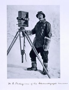 赫伯特·庞廷（Herbert Ponting，1870-1935）在Terra Nova远征（1910-13）的电影摄影机上，由斯科特船长领导到南极，1910-12 作者 英国摄影师