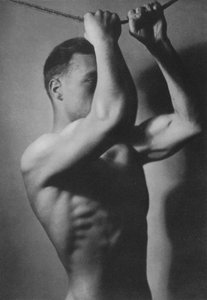 男性身体》插图（黑白照片）。 作者 英国摄影师