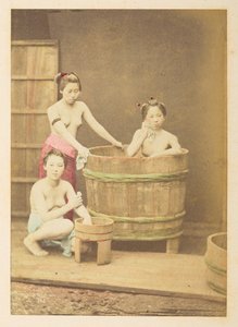 [日]女孩沐浴，三个半裸的年轻日本女性在一个圆形木制浴缸中和浴缸周围摆姿势的工作室场景，摄影师：卢卡斯藏品，未知查尔斯-詹姆斯和莫顿-P-卢卡斯世界巡回摄影记录 作者 英国摄影师