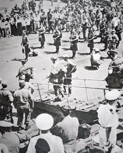 1950 年 8 月 29 日在釜山，来自 HMS Ceylon 的第一营 Argyll 和 Sutherland Highlanders 上岸玩耍（黑白照片） 作者 英国摄影师