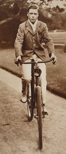 爱德华八世国王于1911年骑自行车 作者 英国摄影师