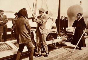 爱德华八世国王测试日本击剑头盔，1922年 作者 英国摄影师