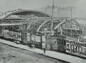 国王十字车站：建筑工程正在进行中，1862年 作者 英国摄影师